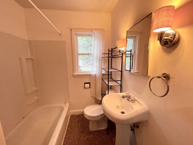 Building Photo - ALL UTILITIES INCLUDED!