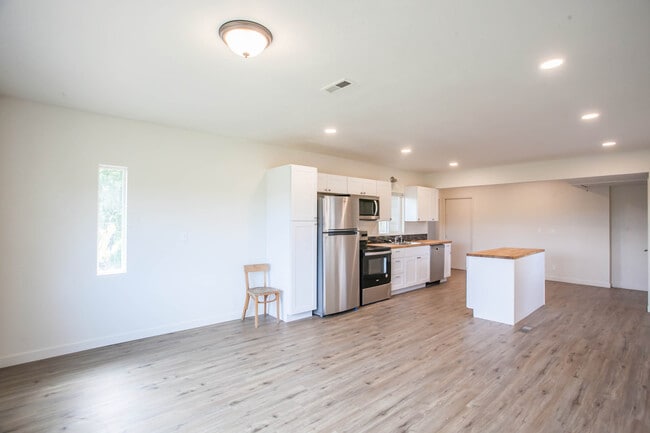 Building Photo - 2100 Kenwood Dr