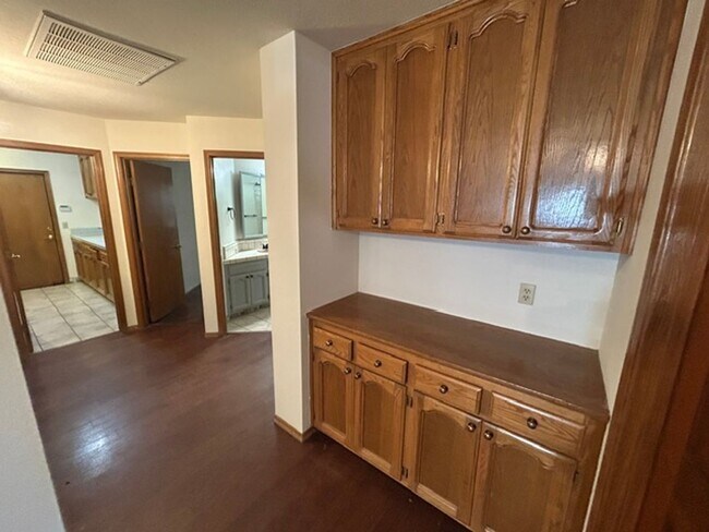 Building Photo - 5730 W Laura Ct