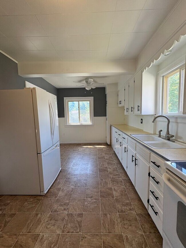 Building Photo - Three bedroom one bathroom home for rent