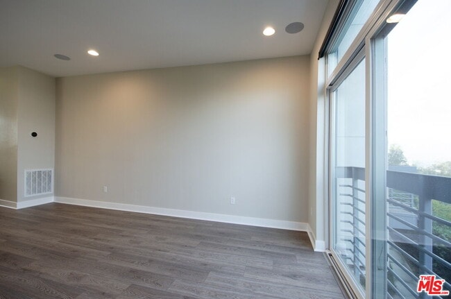 Building Photo - 2753 Waverly Dr