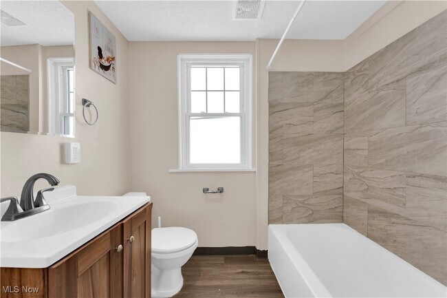 Building Photo - 15602 Walden Ave