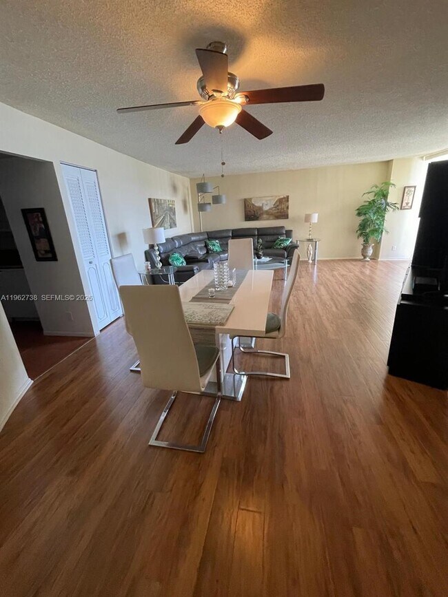 Building Photo - 800 Parkview Dr