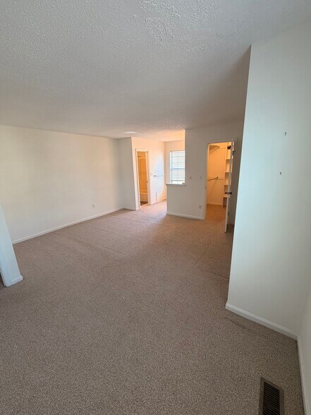 Building Photo - 402 Chatterton Dr