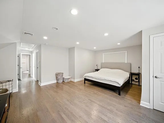 Building Photo - Beautifully renovated 4-bedroom, 4-bath re...