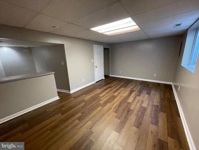 Building Photo - 10075 Maple Leaf Dr