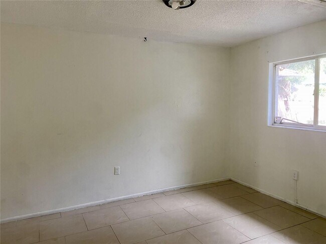 Building Photo - Pet Friendly Cozy Villa in Bradenton