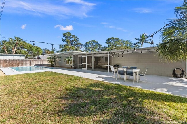 Building Photo - 530 S Manor Dr