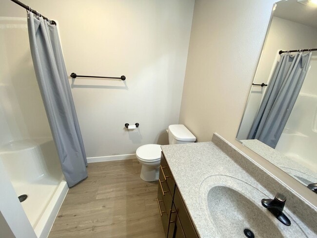 Building Photo - 4 bed, 3.5 Bath Single Family Home (Middle...