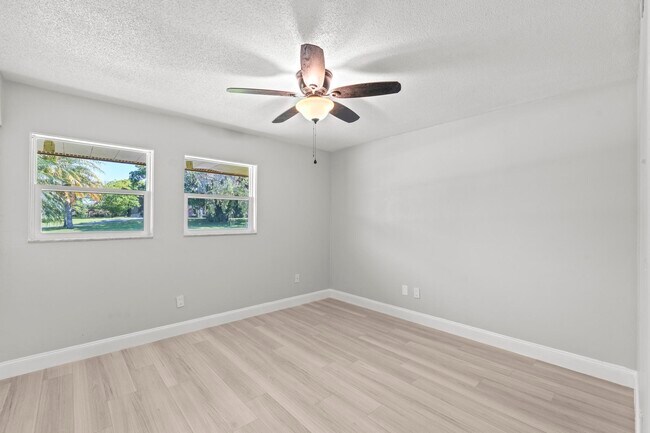 Building Photo - 534 E Del Monte Ave