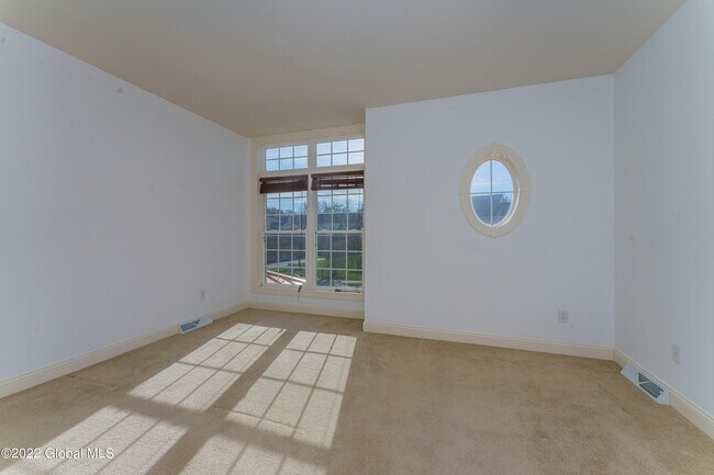 Building Photo - 502 Valley Pointe Dr