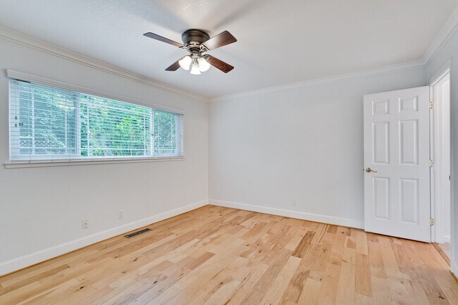 Building Photo - Spacious Home off of Hillsdale with Amazing Kitchen & Backyard! Ready to Rent.