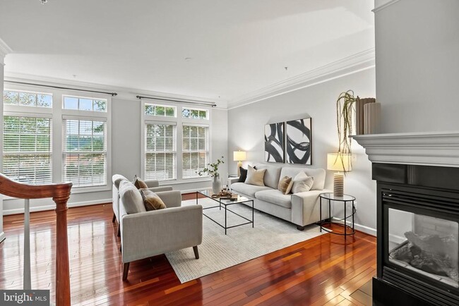 Building Photo - 904 W Glebe Rd