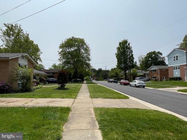 Building Photo - 9913 Pomona Dr