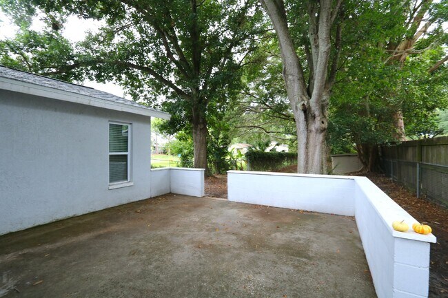 Building Photo - LOOK. Available now! 3bed,2bath, 2car Pine...