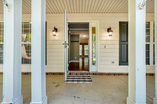 Building Photo - Richmond Hill Beauty: 4-Bedroom Home with Stunning Lagoon Views!