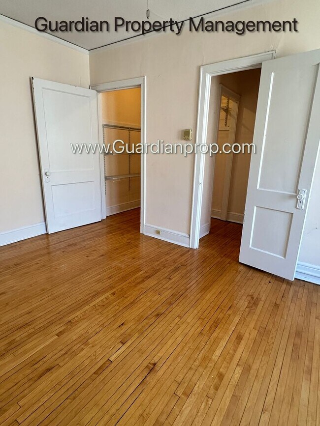 Building Photo - Top Floor Studio Lakes Uptown Apartment, Blocks from Both Lakes, Hardwood Floors, One Month Free