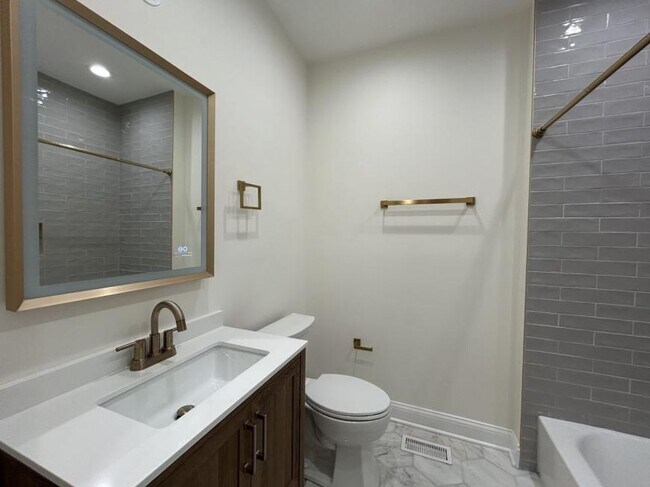 Building Photo - 4 bedroom in Chicago IL 60625