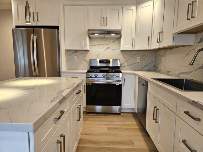 Building Photo - Updated Top Floor 2 Bedroom/1 Bathroom Apa...