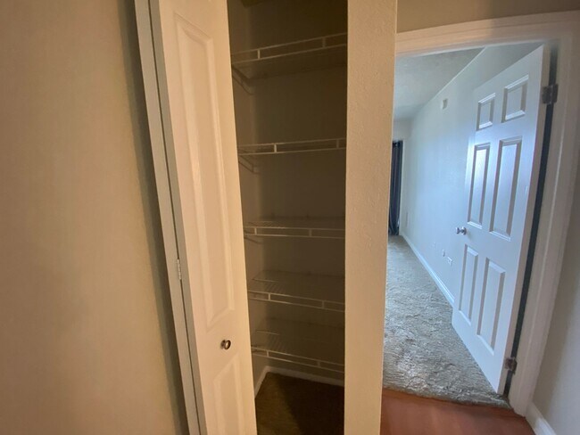 Building Photo - 1 bedroom High Rise Living Downtown