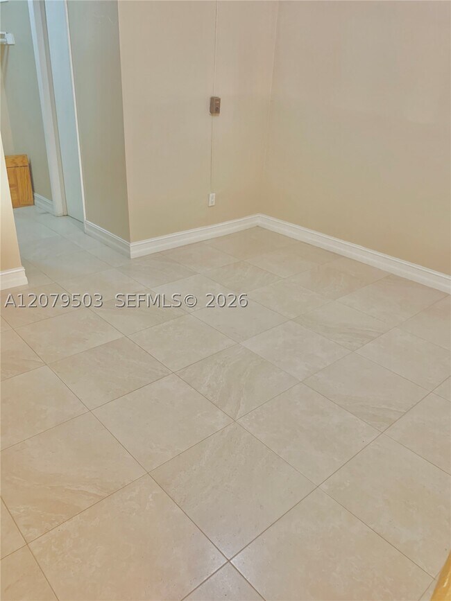 Building Photo - 10901 N Kendall Dr