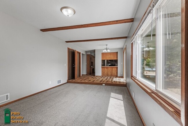 Building Photo - 4 Bedroom Home in Burnsville