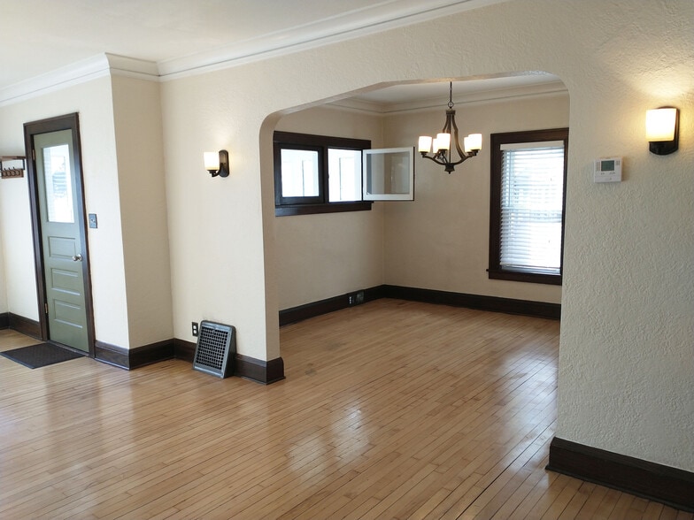 Building Photo - 1315 29th Ave NE