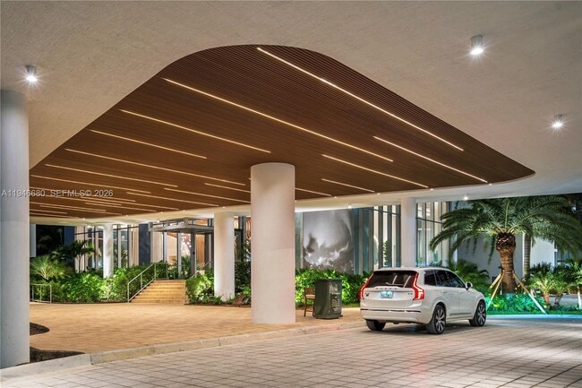 Building Photo - 700 NE 24th St