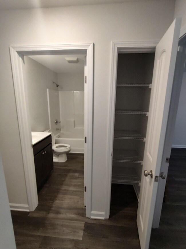 Building Photo - Move in Ready! Easy & Quick move-in process