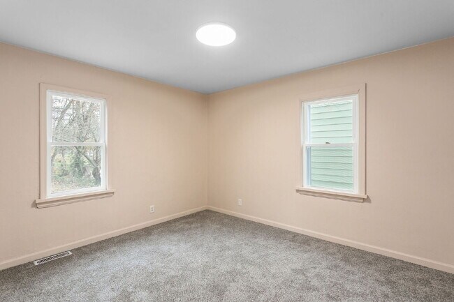 Building Photo - VOUCHERS ACCEPTED at this 3 bedroom, 1 bath renovated home.