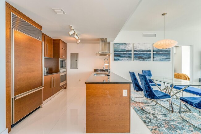 Building Photo - 495 Brickell Ave