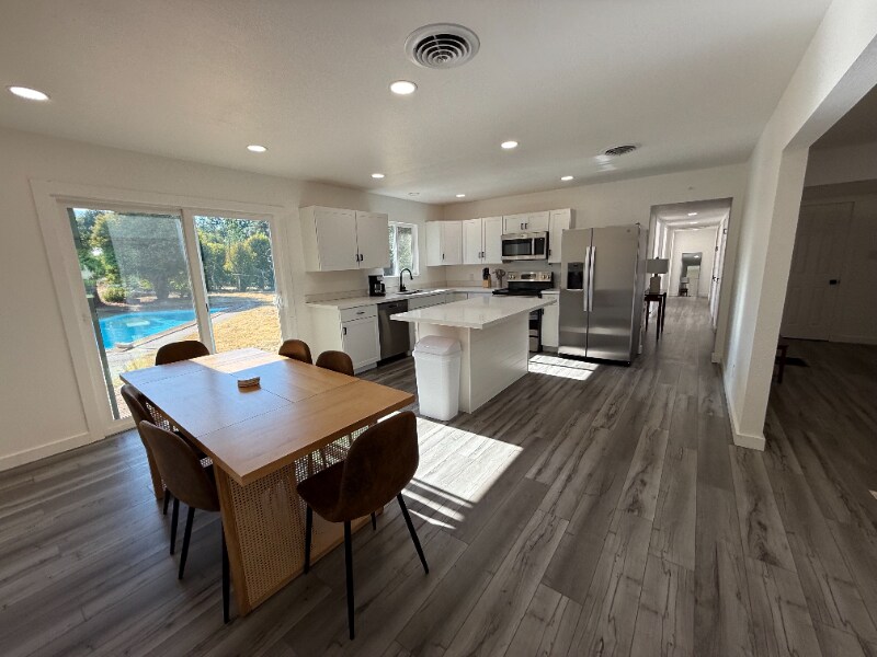 Building Photo - 4552 Alta Mesa Dr