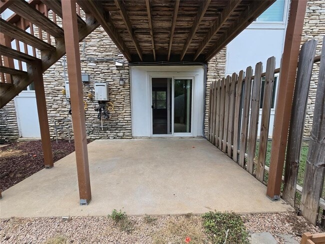 Building Photo - 2504 Manor Cir