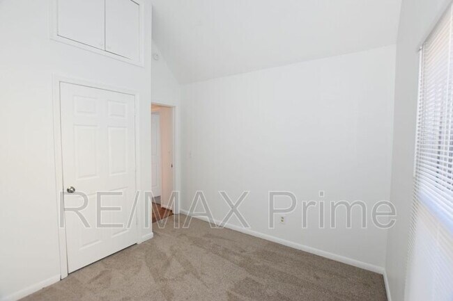 Building Photo - 525 E Lake Cir