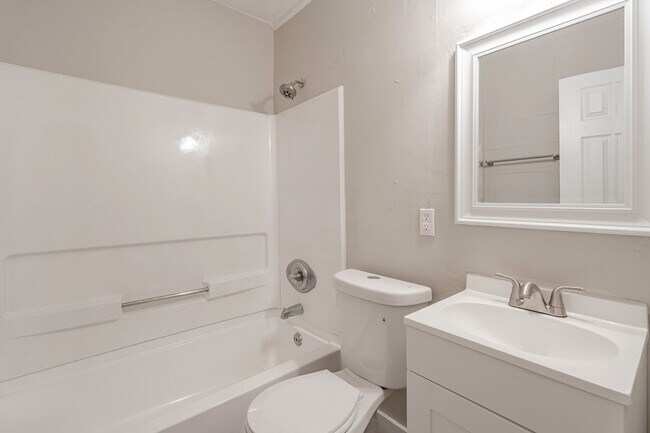 Building Photo - Charming Apartment Downtown Columbia - Housing Vouchers Accepted!