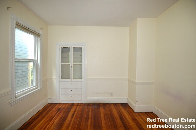 Building Photo - 10 Bucknam St