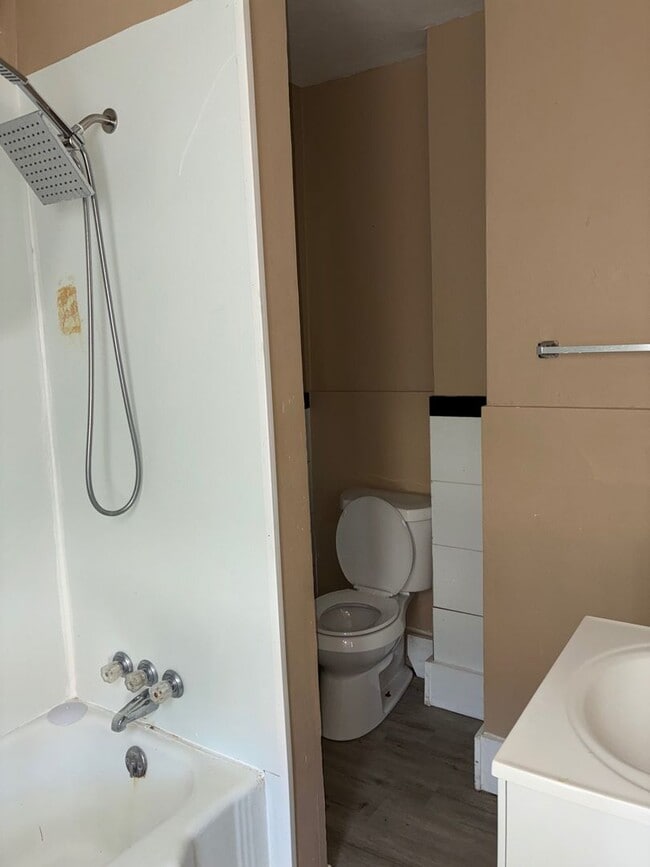 Building Photo - Charming 3-Bedroom Property in Prime Location