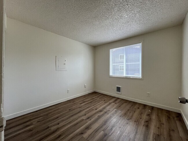 Building Photo - Spacious Corner Apartment with Three Bedrooms, Open Living Space & Modern Kitchen