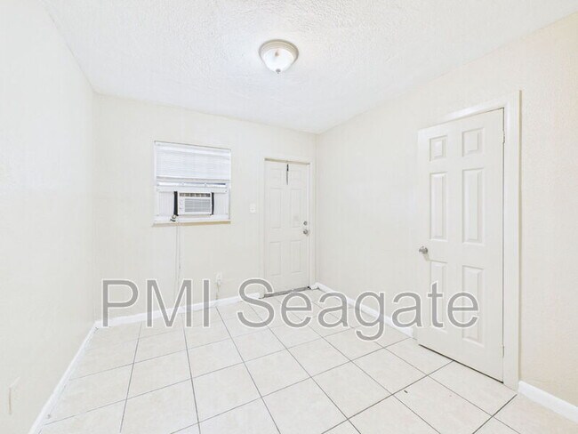 Building Photo - 2711 NW 1st St