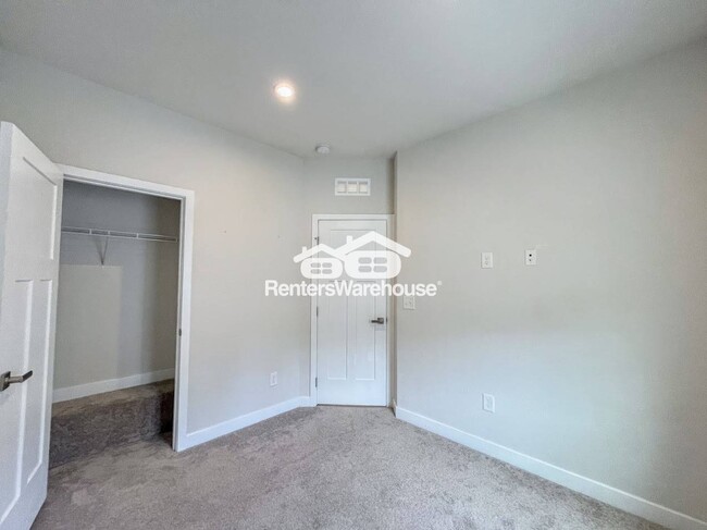 Building Photo - 1724 Defiance Dr