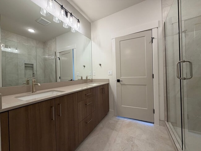 Building Photo - BRAND NEW TOWNHOME FOR RENT BY CRIMSON CLIFFS!
