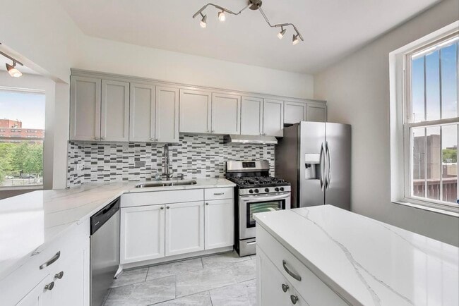 Building Photo - 737 E 50th St