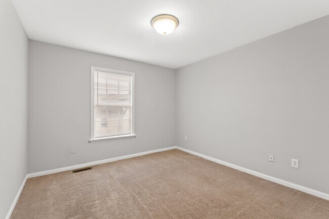 Building Photo - 136 Lowell Ct