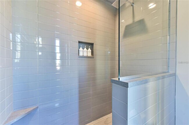 Building Photo - 302 SE Broadway St