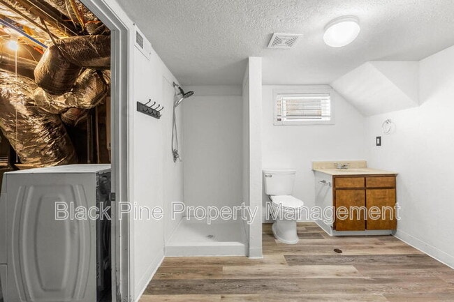Building Photo - 910 W Orchard Ave