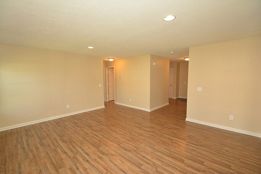 Building Photo - 4062 Magnolia Dr