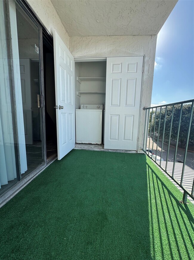 Building Photo - 2824 S Bartell Dr