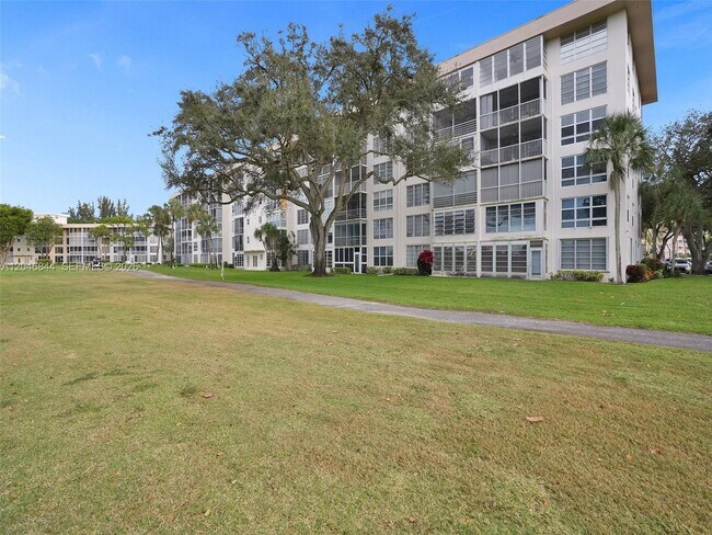 Building Photo - 2651 S Course Dr