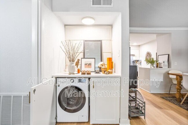 Building Photo - 7924 Royal Ln