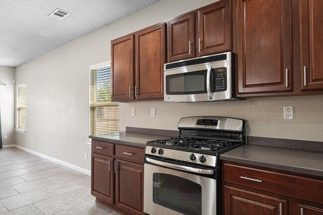 Building Photo - 224 Valle Alto Dr NE